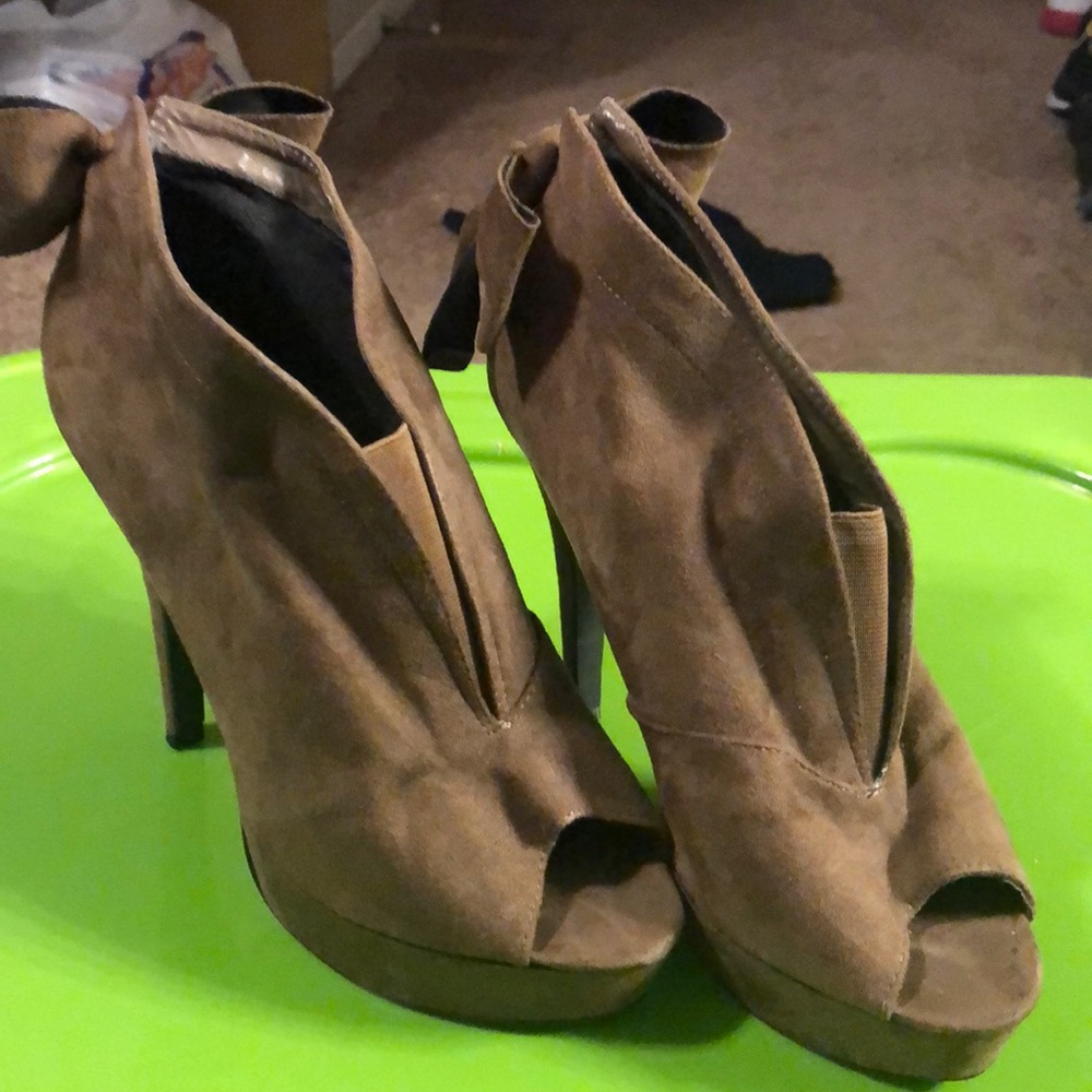Suede brown heel